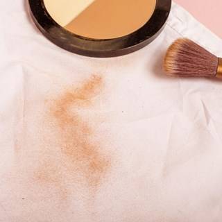 Comment enlever les taches de maquillage - Vanish